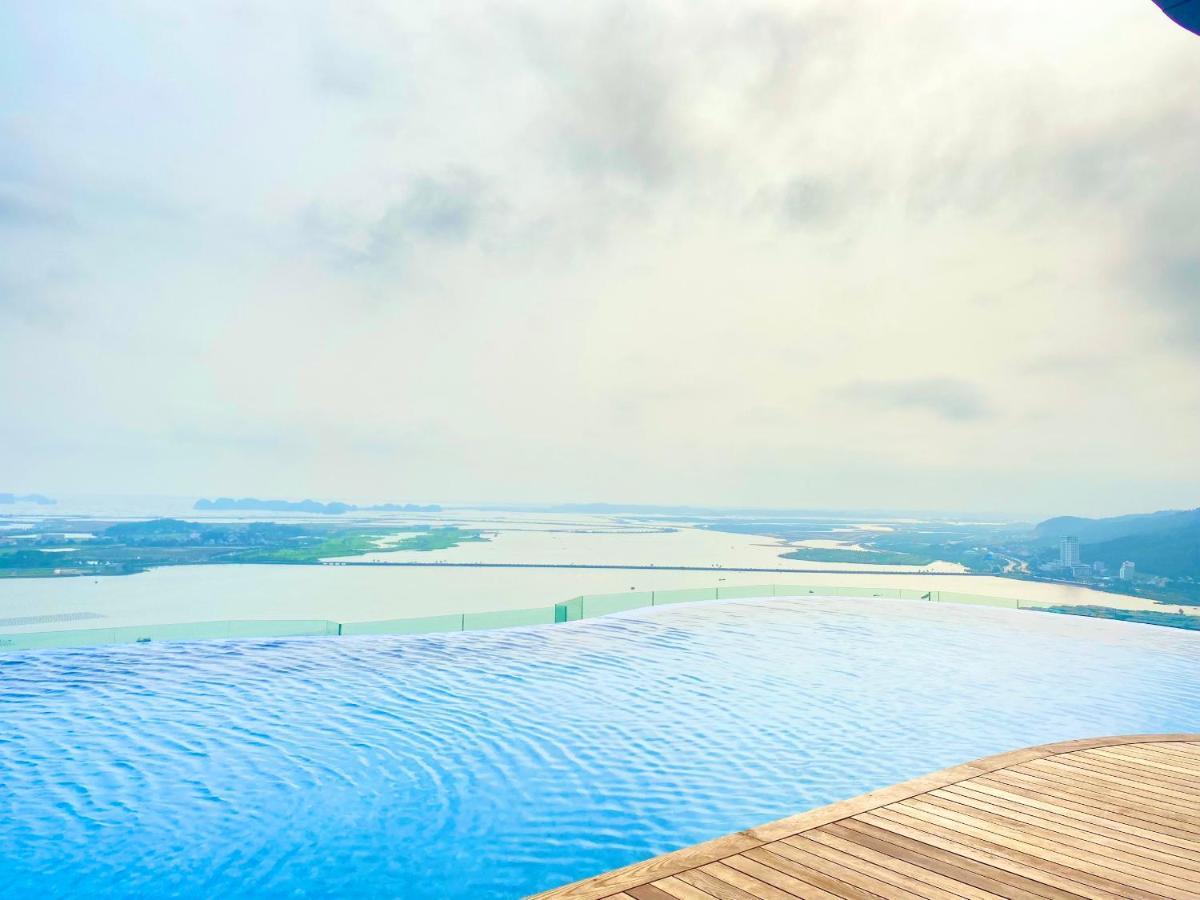 A La Carte Ha Long Apartment By The Beach Esterno foto